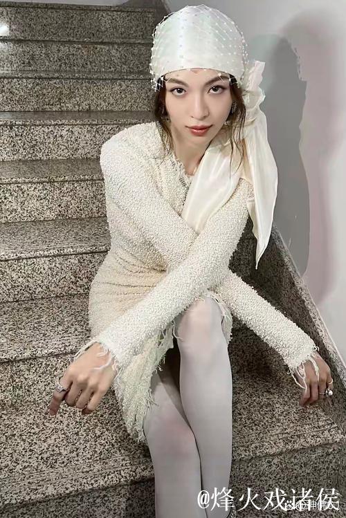 时尚风范：国内优质白色丝袜与高跟鞋的完美搭配