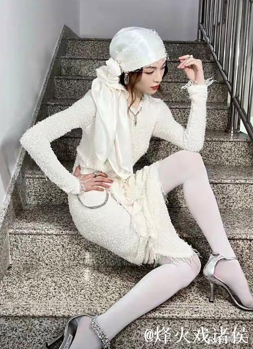 时尚风范：国内优质白色丝袜与高跟鞋的完美搭配